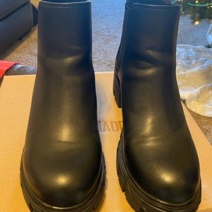 Like new purchased in Oct 2021 from DSW worn several times. Steve Madden